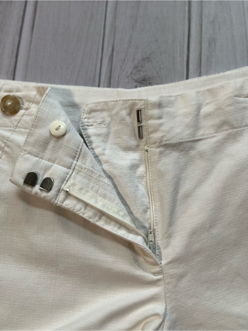Women’s Loft nautical flat front ivory cotton blend high rise shorts. Size 6 - Picture 7 of 14